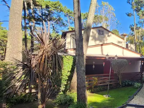 Casa 6 ambientes con 2 baños