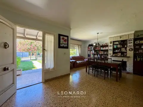 Casa 4 ambientes con 2 baños