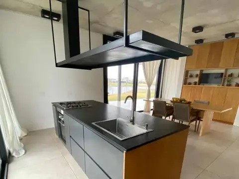 Casa 6 ambientes con 3 baños