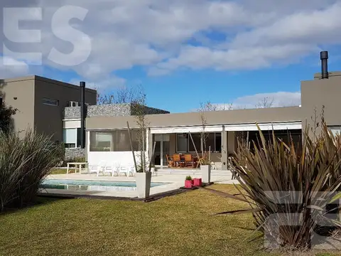 Casa en Venta con 4 cocheras