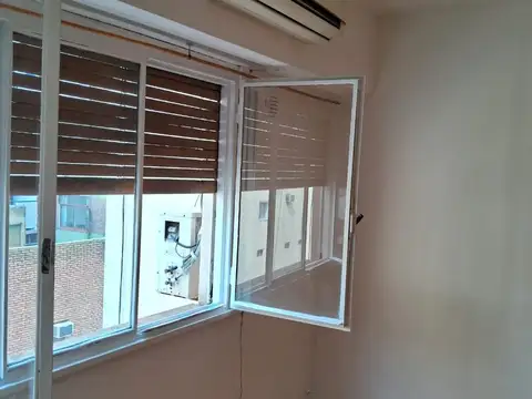 Se trata de un monoambiente , contrafrente, muy luminoso. Excelente estado