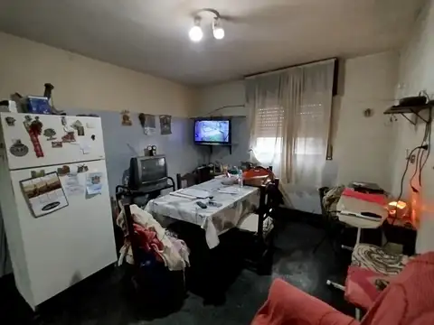 Casa en esquina de 5 ambientes con local y garage - Apto crédito bancario