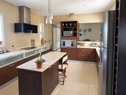 Casa 10 ambientes con 5 baños