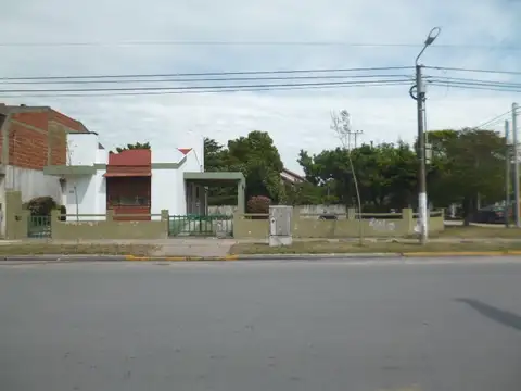 Casa de 3 Ambientes en Esquina sobre Avda. III