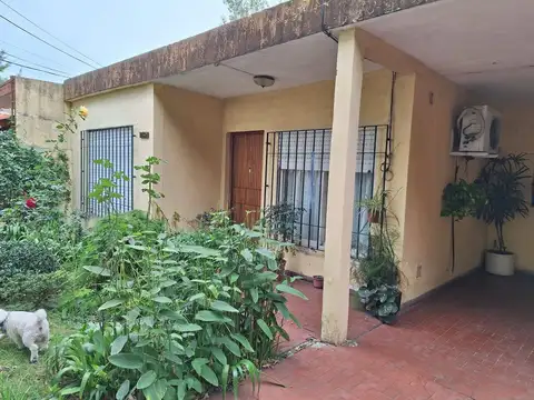 CASA VENTA 3 AMBIENTES CON COCHERA BURZACO