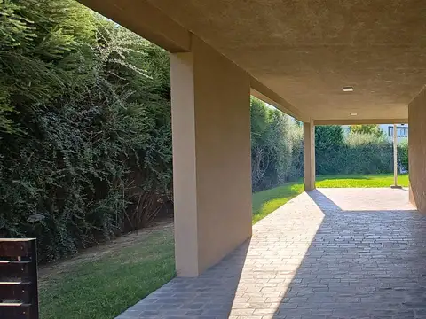 Casa en Venta con 3 cocheras