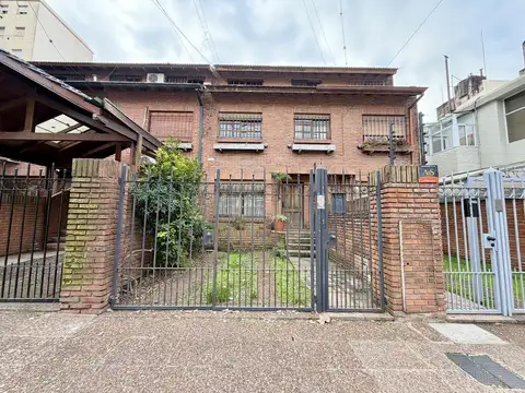 Amplio dúplex en venta con jardín y cochera ubicado en Olivos, Vicente López. Apto crédito!