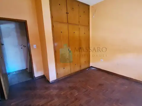 Casa sobre lote propio de 8.66x46.45, 4 ambientes con patio y fondo libre, Villa Sarmiento.