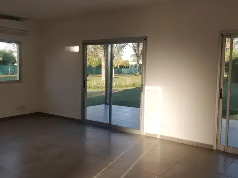 Casa en Venta con 4 cocheras