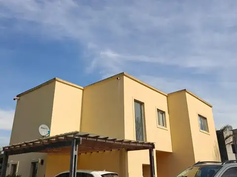 Casa en venta 5 ambientes en Santa Guadalupe Pilar del Este