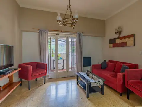 Casa 5 ambientes con 2 baños