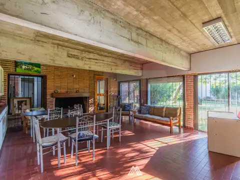 Casa en Alquiler con 3 cocheras