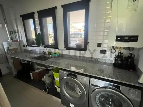 Casa en Alquiler con 2 cocheras