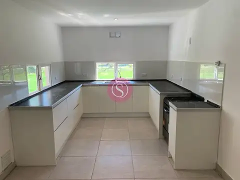 Casa 4 ambientes con 2 baños