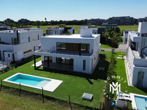 Casa en Venta con 4 cocheras