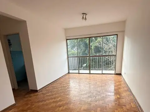 Amplio Monoambiente al frente con balcon  en venta en Coghlan