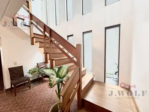 Casa de 5 ambientes con pileta, terraza y cochera para dos autos. Excelente ubicación.