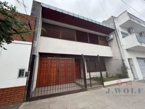 Casa de 5 ambientes con pileta, terraza y cochera para dos autos. Excelente ubicación.