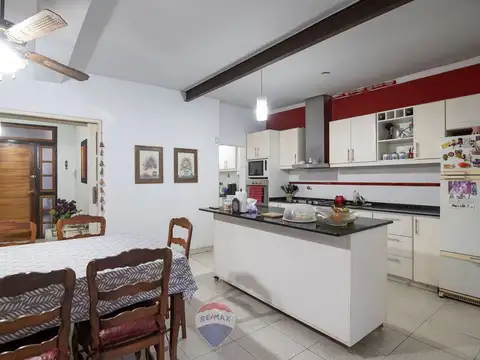 VENTA CASA 3 DORMITORIOS + DEPTO 2 DORM ALBERDI
