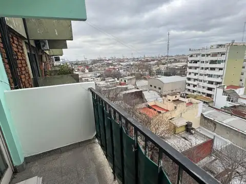 2 AMBIENTES AL FRENTE CON BALCON MUY LUMINOSO  PISO ALTO