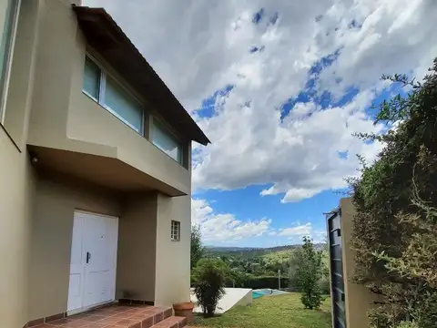 VENTA-CASA 2 DORMITORIOS-VILLA CARLOS PAZ-VISTA ÚNICA.