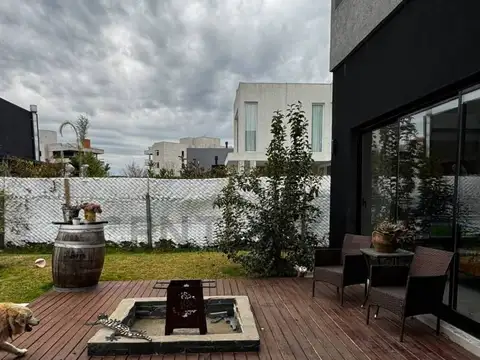 Casa en Venta con 4 cocheras
