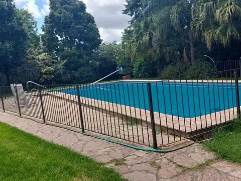 Casa Quinta en venta en Ezeiza, terreno de 2200 m2. Conquincho y piscina, más dependencia.