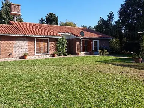 Casa Quinta en venta en Ezeiza, terreno de 2200 m2. Conquincho y piscina, más dependencia.