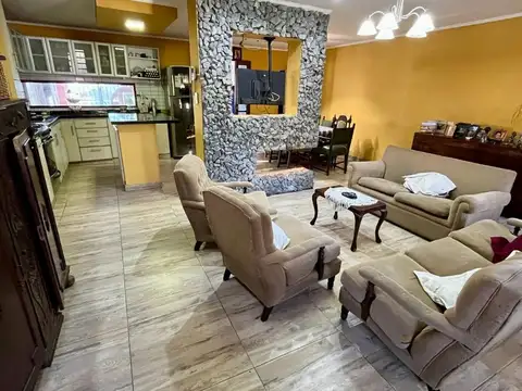CASA 5 AMBIENTES EN VENTA TEMPERLEY CON JARDIN