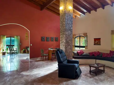 Casa 8 ambientes con 2 baños