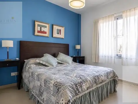 VENTA Departamento 3 ambientes amueblado + balcón con parrilla y cochera