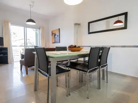 VENTA Departamento 3 ambientes amueblado + balcón con parrilla y cochera