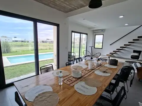 Casa 4 ambientes con 2 baños