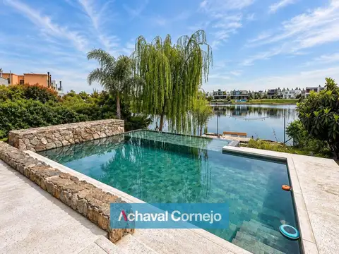 Casa en Venta con 4 cocheras