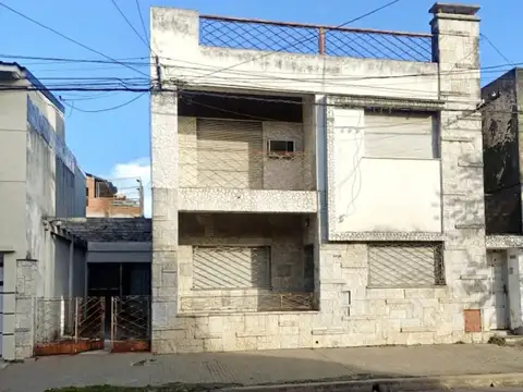 Casa en venta c/ cochera en Tiro Suizo