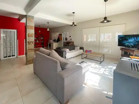 Casa 6 ambientes con 4 baños