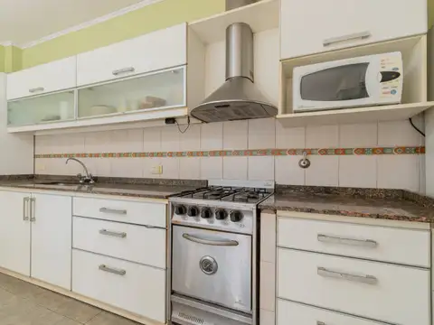 Ph de 4 ambientes con quincho, jardín y pileta