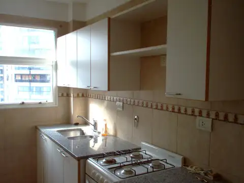 Edificio en Torre. Piso Alto. 2 Amb. con Luz y Sol. Excelente Ubicación a 1 Cuadra Botánico y Subte.