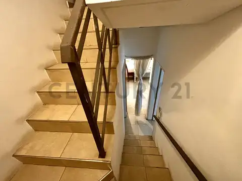 DUPLEX DE DOS PLANTAS CON PATIO A LA VENTA EN ADROGUÉ