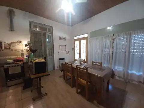 CASA FAMILIAR Y CÉNTRICA EN VENTA, GENERAL LAS HERAS