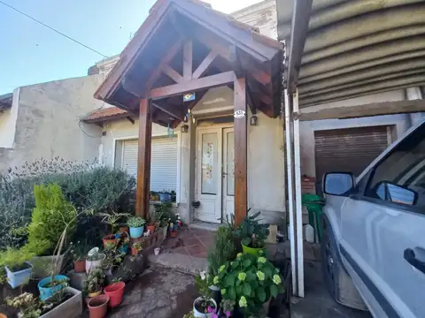 CASA FAMILIAR Y CÉNTRICA EN VENTA, GENERAL LAS HERAS