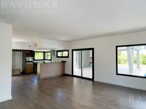 Casa en Alquiler con 4 cocheras