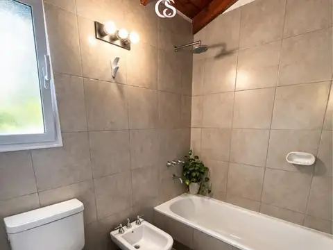 Casa en Alquiler con 4 cocheras