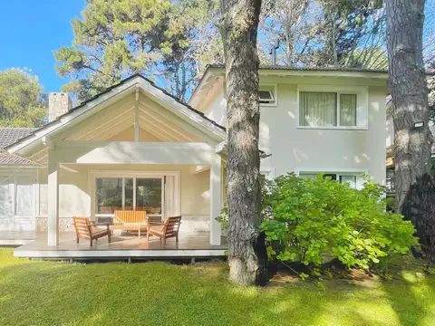 Excelente casa en maravilloso entorno de bosque