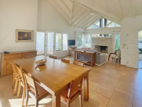 Excelente casa en maravilloso entorno de bosque
