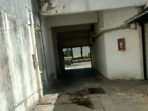 Cochera cubierta en Caseros lado Norte
