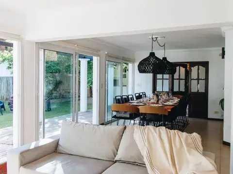 Casa en Alquiler con 3 cocheras
