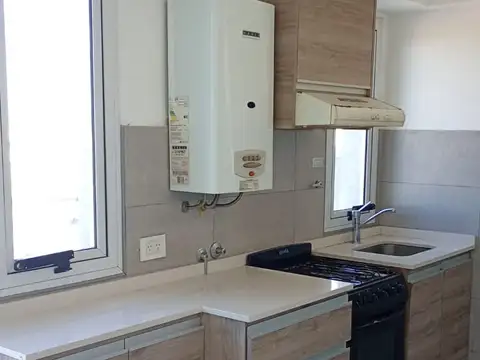 EXCELENTE MONOAMBIENTE AL FRENTE CON BALCÓN Y AIRE ACONDICIONADO