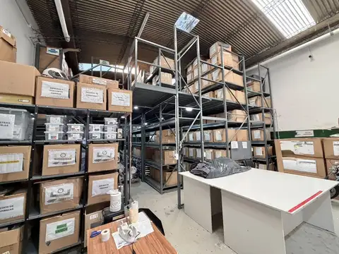 Amplio depósito en venta ubicado en Villa Martelli, con excelente acceso.