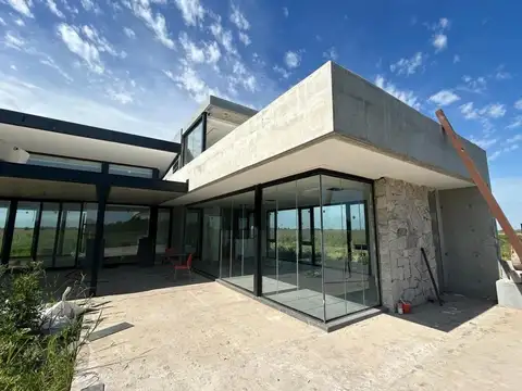 Casa en venta - 4 Dormitorios 4 Baños - Villa Ramallo